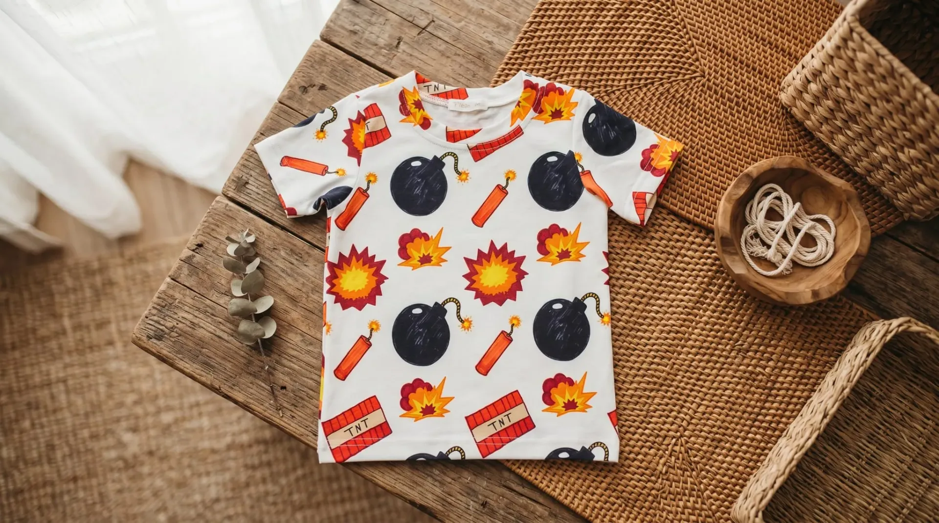 Kinder T-shirt met TNT en bommen print (98)